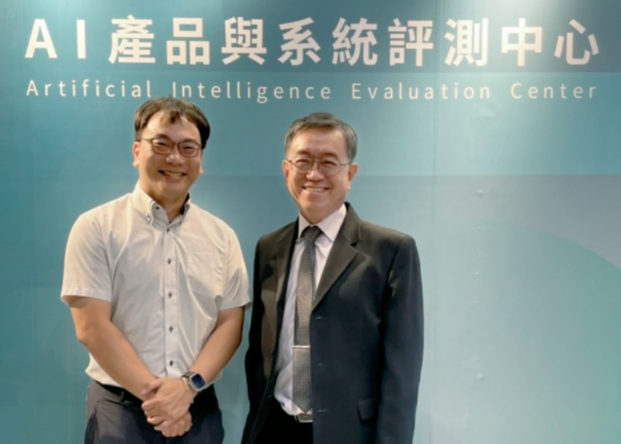資安院副院長龔化中（右）與工研院資通系統與資安組組長王邦傑（左）為AIEC評測中心發布語言模型基準評測結果。