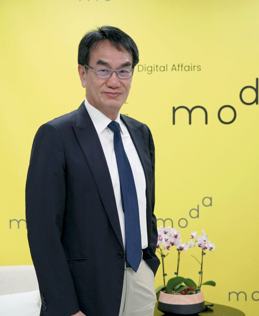 數位發展部部長林宜敬指出,主權AI訓練語料庫以政府與民間授權資料為基礎,供LLM訓練之用,確保繁體中文與台灣觀點被模型吸收,並在合法授權前提下開放全球團隊取用。