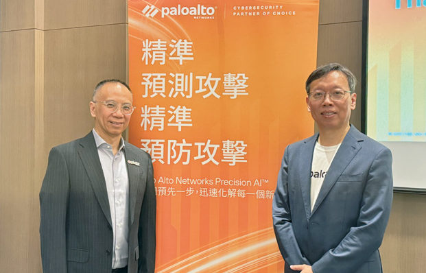 Palo Alto Networks大中華區總裁陳文俊(左)、台灣技術總監蕭松瀛(右)指出,面對AI讓攻防時差縮至分鐘級別,企業唯有落實平台化策略與自主式AI防禦,才能從瀏覽器端點到雲端,全面掌握資安主導權。
