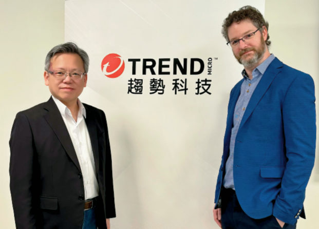 趨勢科技台灣區總經理洪偉淦（左）與趨勢科技網路犯罪研究前瞻威脅研究總監Robert McArdle（右）指出，面對網路犯罪態勢走向代理式，主動部署AI來對抗AI攻擊，已是資安產業必然的發展趨勢。