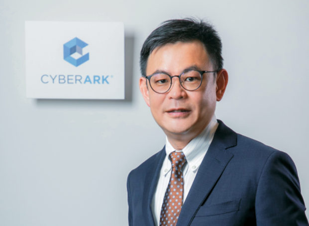 CyberArk大中華區技術顧問黃開印指出,CyberArk伴隨企業應用場景的轉變,持續增進身分控管工具,建構融合人類與機器、AI代理,全生命週期管理的資安平台。