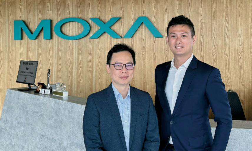 Moxa全球行銷企劃處資深整合行銷經理陳建銘(左)與亞太區市場事業處產品行銷經理郭彥徵(右)攜手指出,導入合規的資安產品,長遠來看並非單純的成本支出,更是企業爭取國際訂單、進入高階市場的敲門磚。