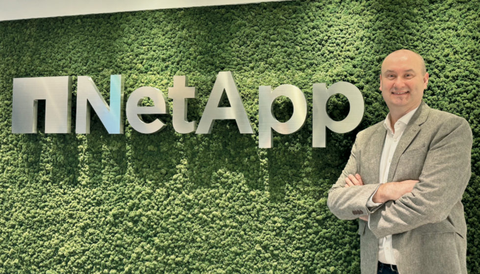 NetApp金融服務業技術長Steve Rackham建議，隨著金融服務持續往混合雲、多供應商與多工作負載方向邁進，唯有掌握資料流動性、保護性與主權控制權，才能真正落實智慧營運的願景。