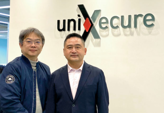 智慧資安事業發展部副總經理李文謙(右)指出,缺乏設備的可視性是目前常見的挑戰之一。左為智慧資安事業發展部產品經理黃漢璽。