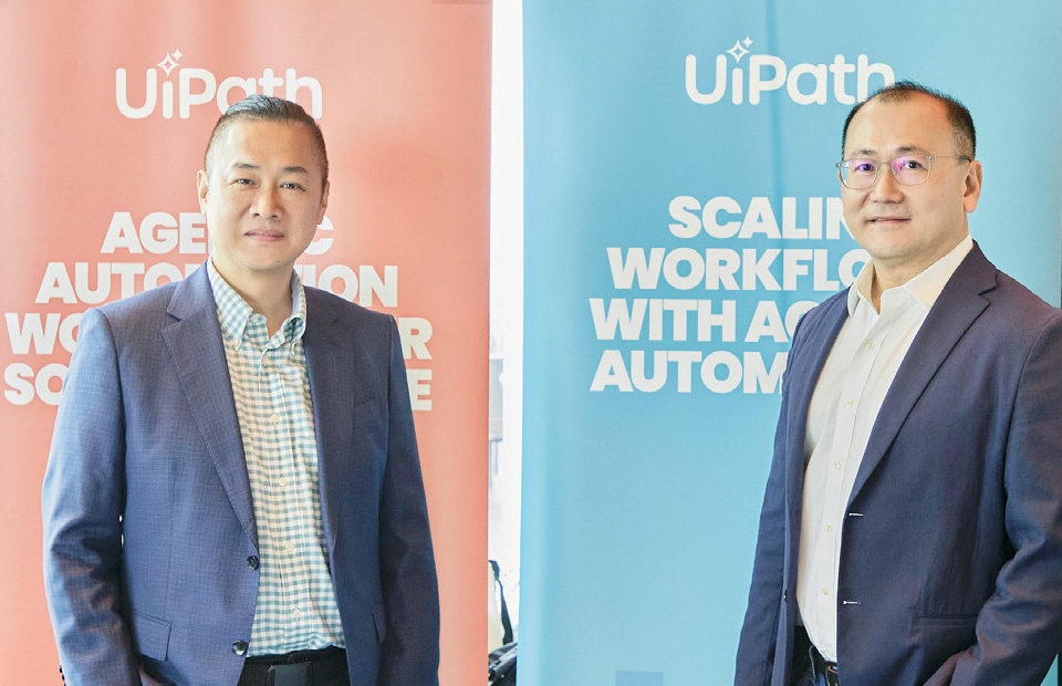 UiPath大中華區區域副總裁陳名璋（右）與首席銷售工程師蔡明哲（左）指出，單靠AI模型不足以支撐企業運作，須透過嚴謹的流程編排與治理，才能將AI轉化為安全可控的生產力。
