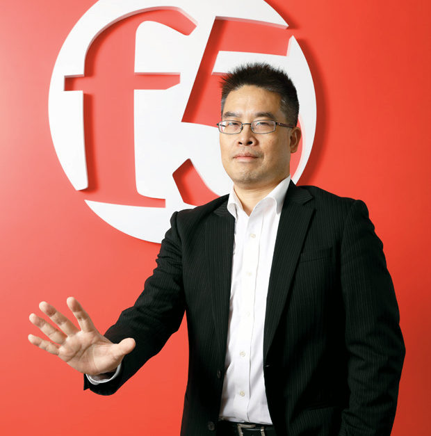 F5台灣區資深技術總監陳廣融表示,應用交付安全平台(ADSP)結合生成式AI的能力,目標是打造一個能將人類語意指令,自動轉換為跨平台安全政策的可程式化框架,以AI驅動、自我調適的智慧化應用交付。