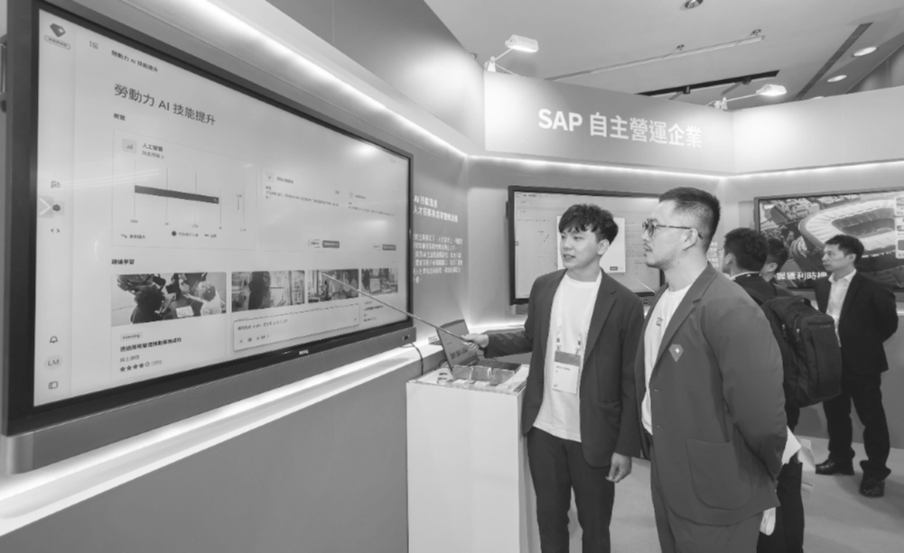 企業能運用AI優化各項核心業務流程,以人力資源為例:精準招募並篩選潛在人才,自動分析職能缺口,並能為員工量身打造個人化學習成長歷程,協助企業邁向「自主營運企業」願景。